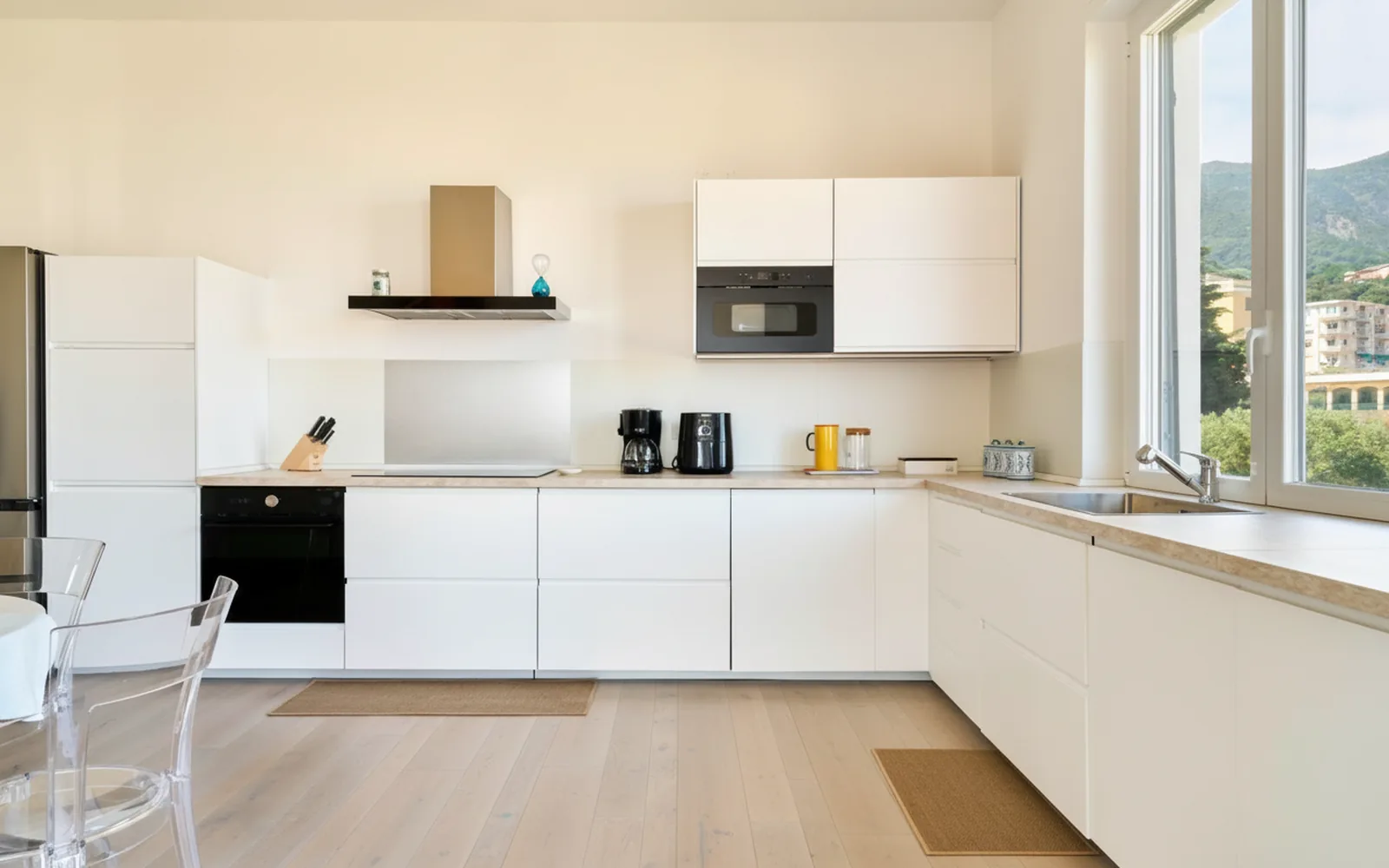 La cucina bianca con forno, piano cottura e finestra