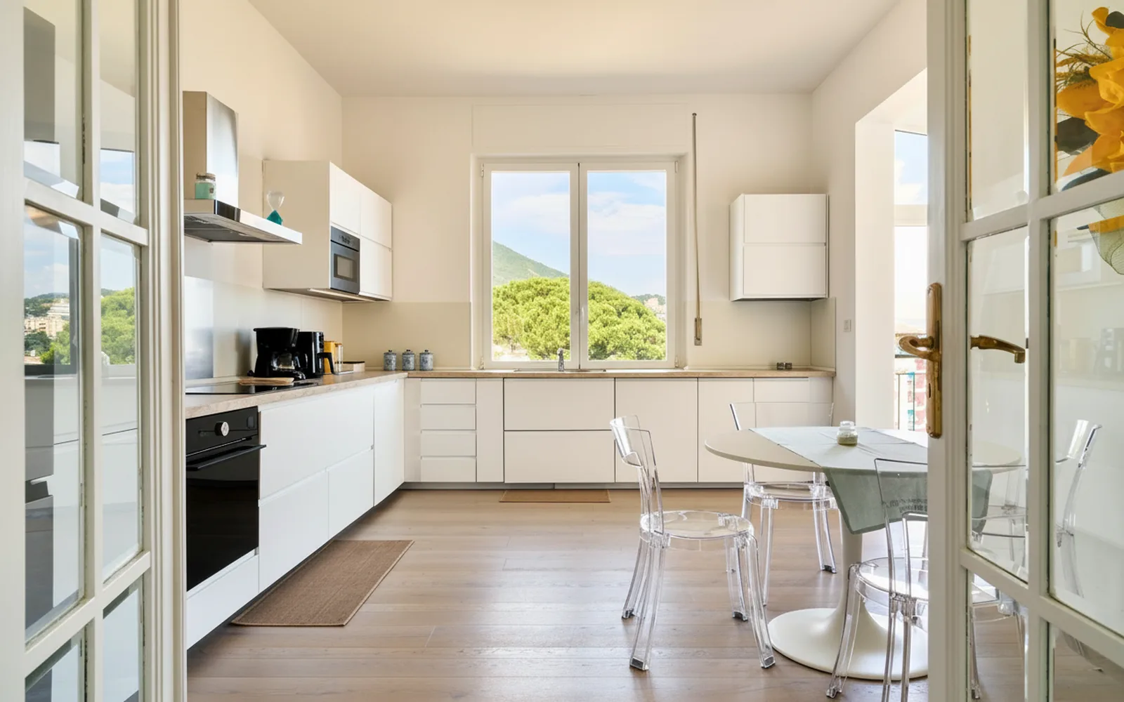 La cucina vista dalla porta a vetri, con il tavolo rotondo