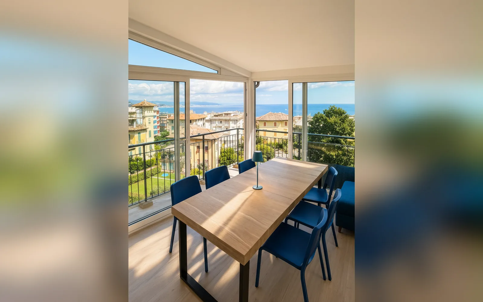 La veranda vetrata con tavolo in legno e vista sul mare