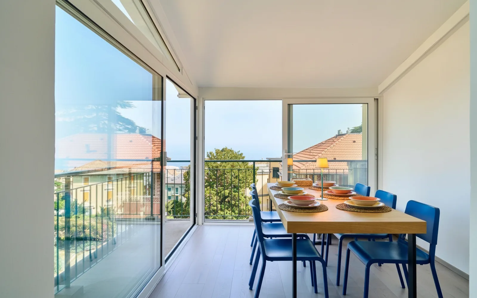 La veranda con la tavola apparecchiata e il golfo sullo sfondo