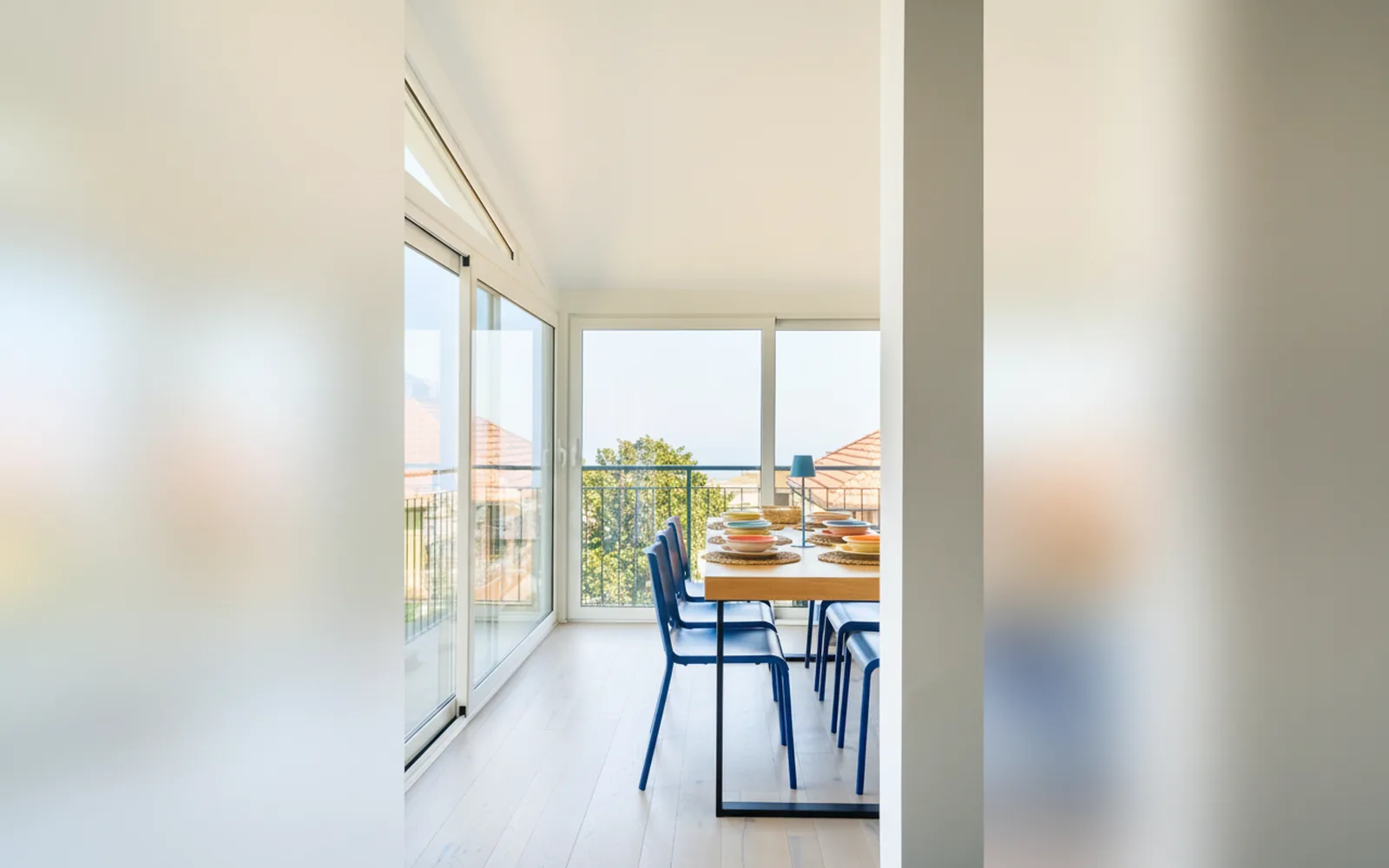 La veranda con il tavolo apparecchiato, vista dalla porta