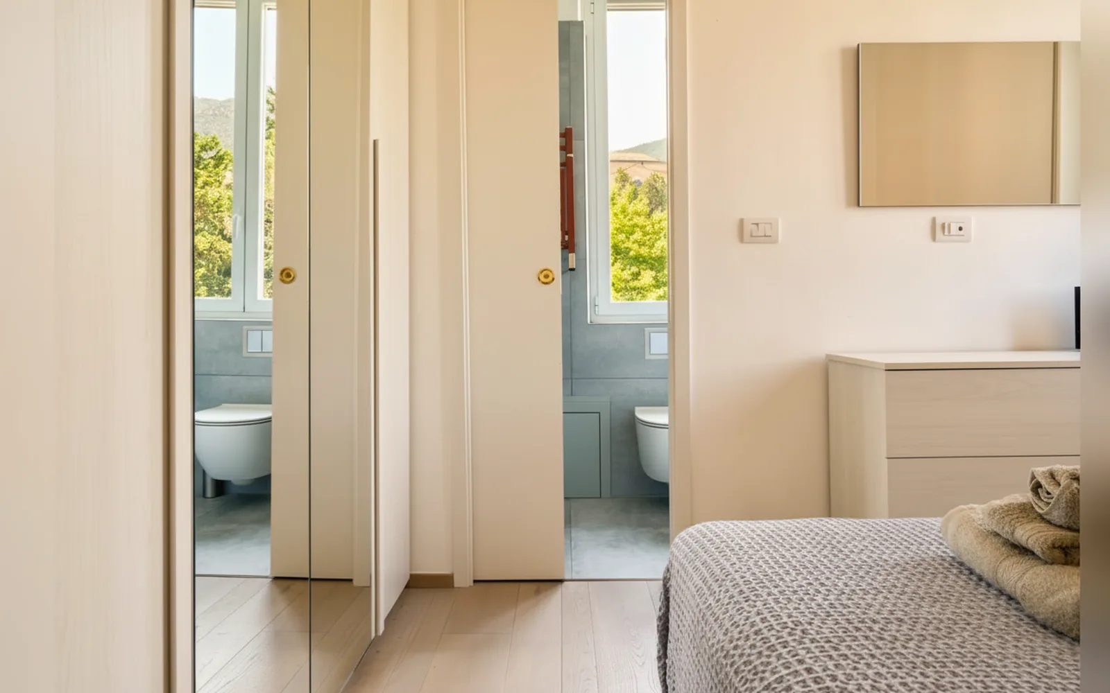 Camera matrimoniale con la porta aperta sul bagno privato