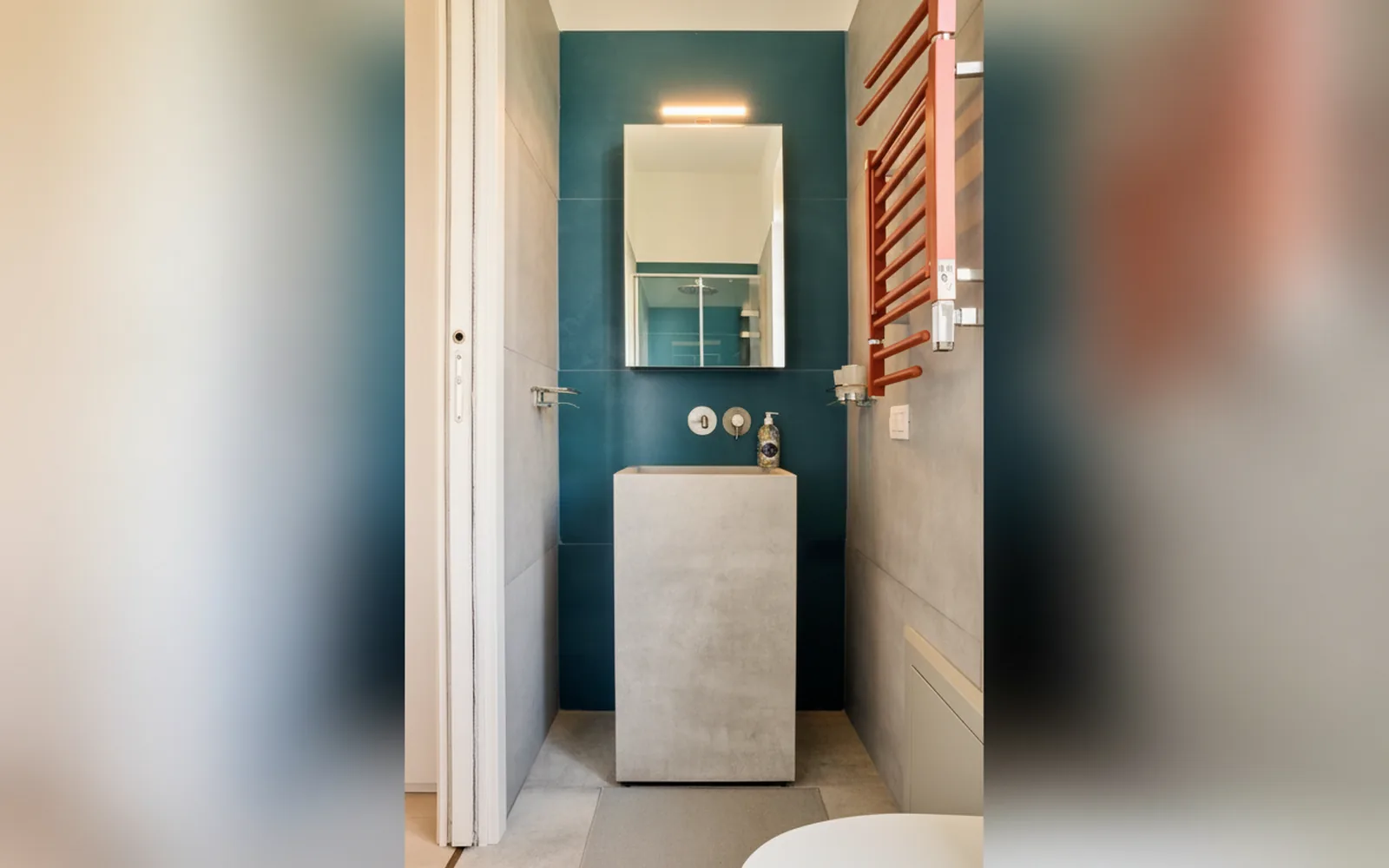 Bagno con lavabo a colonna e specchio
