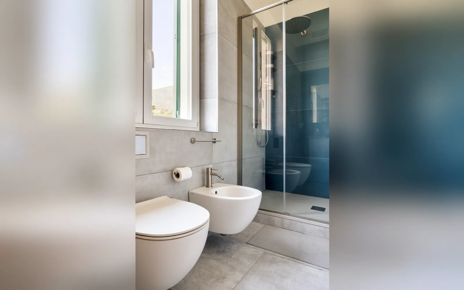 Bagno con doccia, sanitari sospesi e finestra