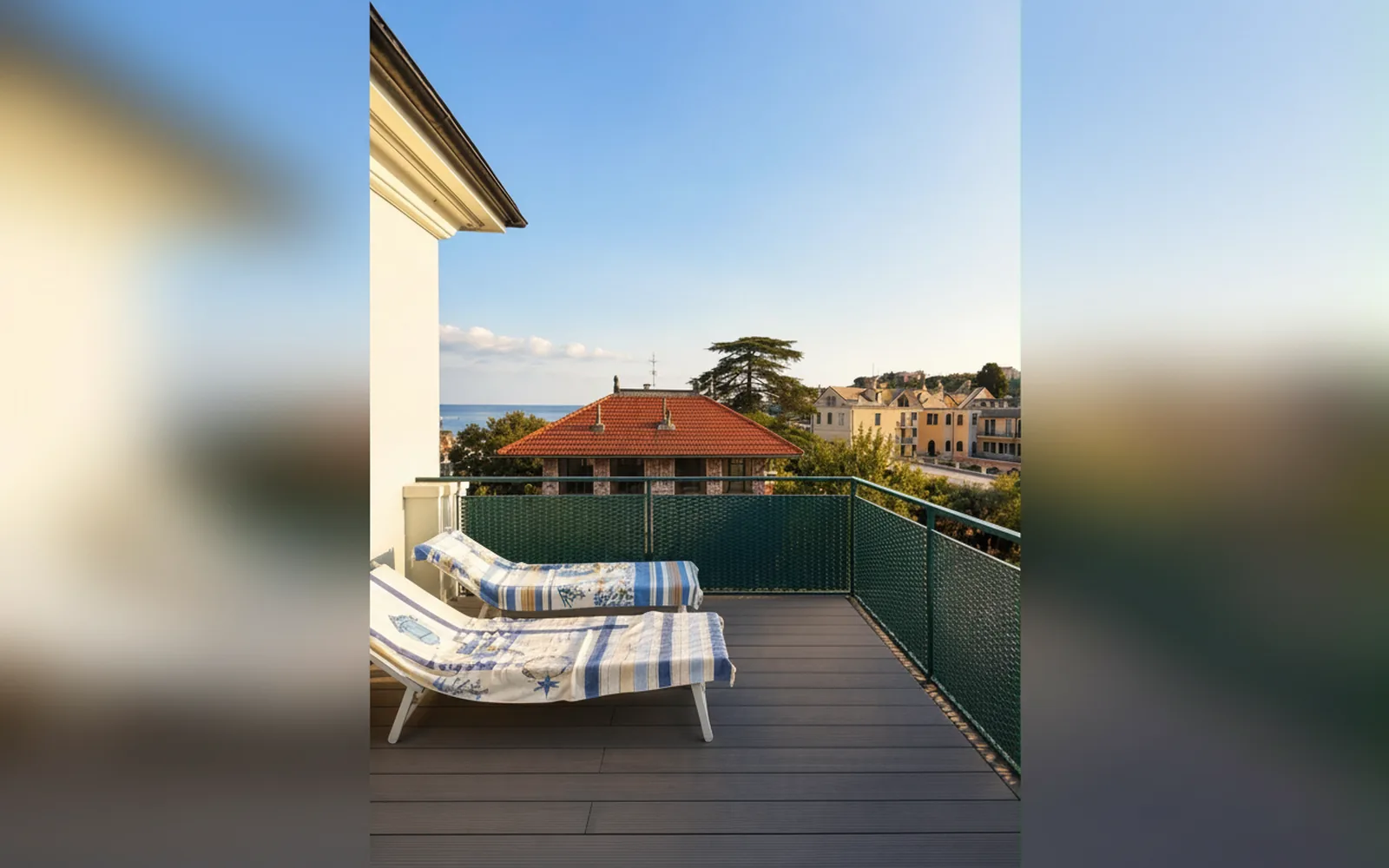 Terrazza con sdraio affacciata sul mare e sui tetti di Arenzano