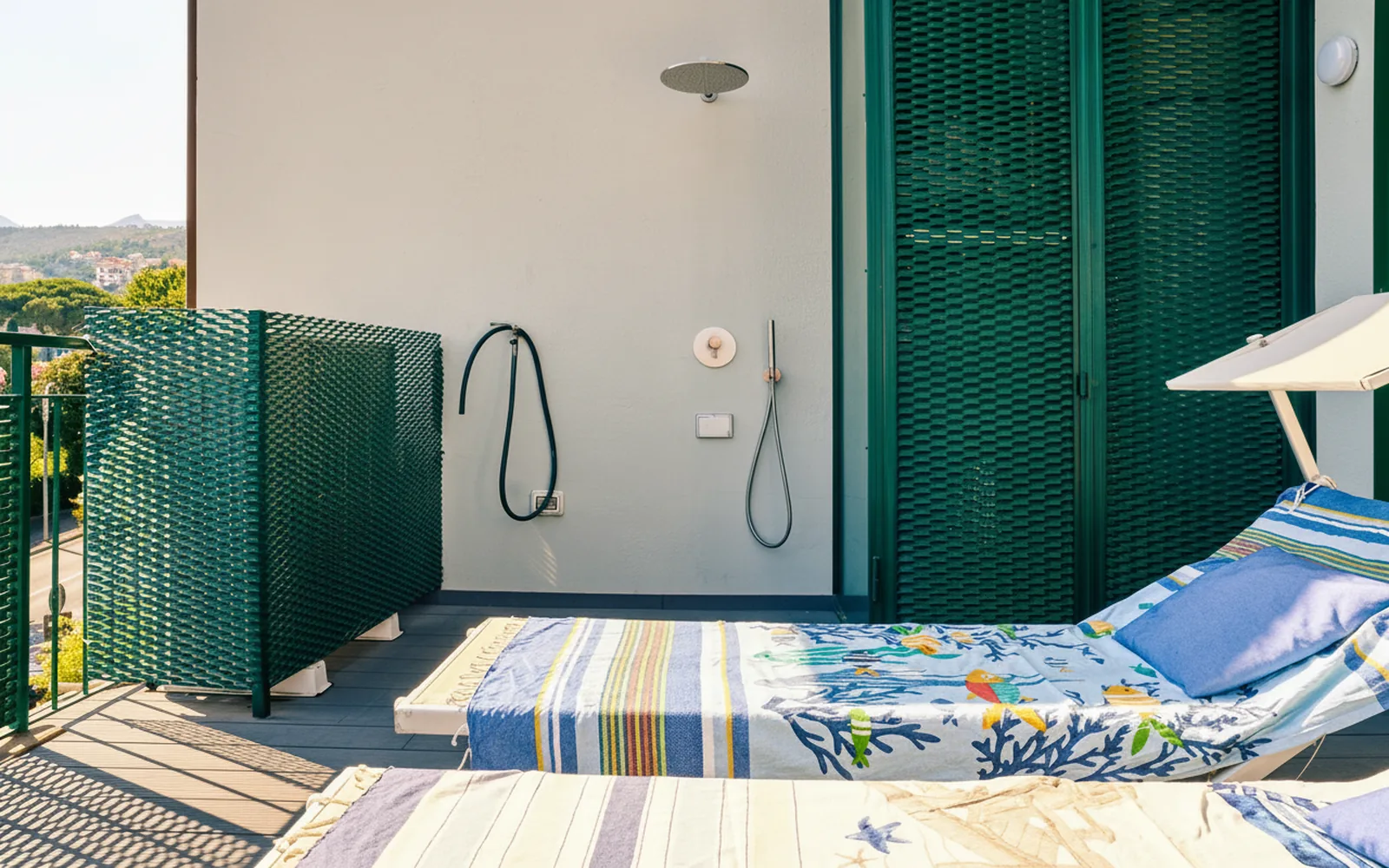 Il solarium con le sdraio e la doccia esterna