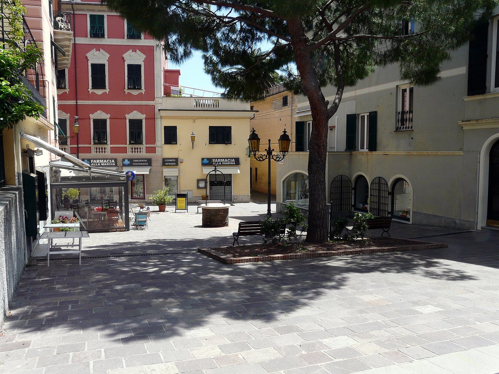 Il centro storico di Arenzano, con la piazzetta e le case colorate