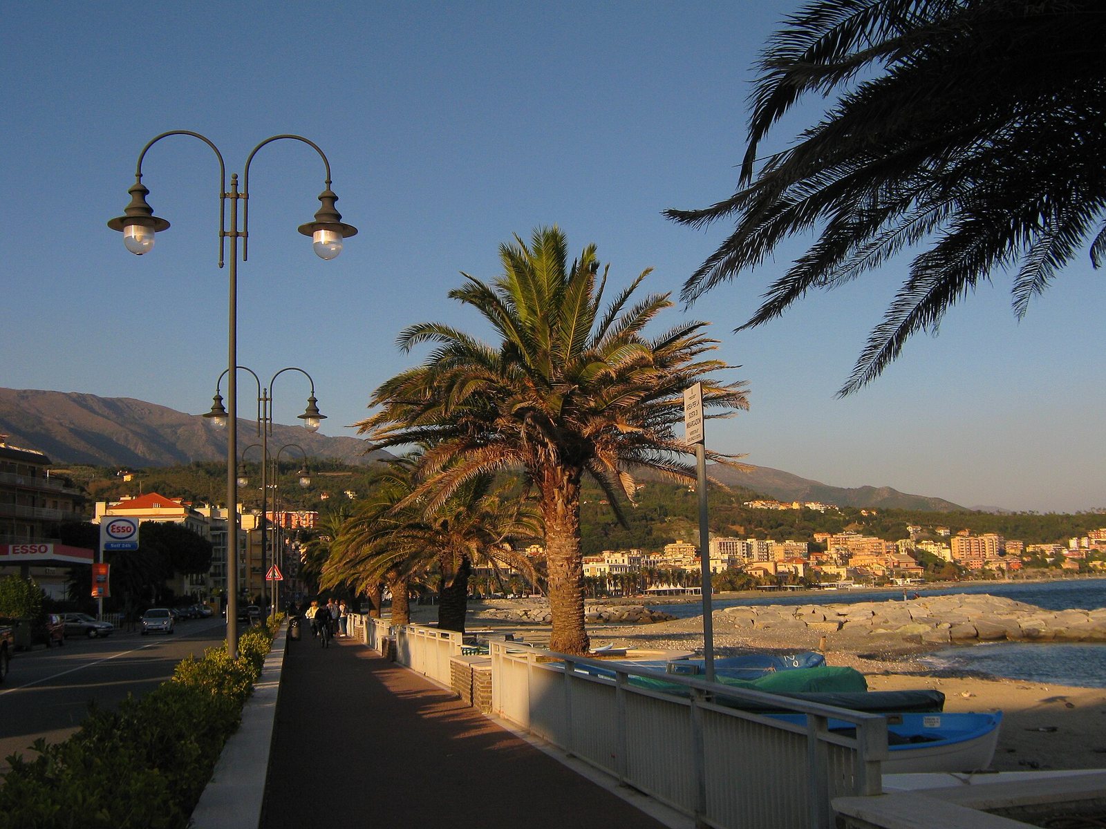 Il lungomare di Cogoleto, con le palme e i lampioni