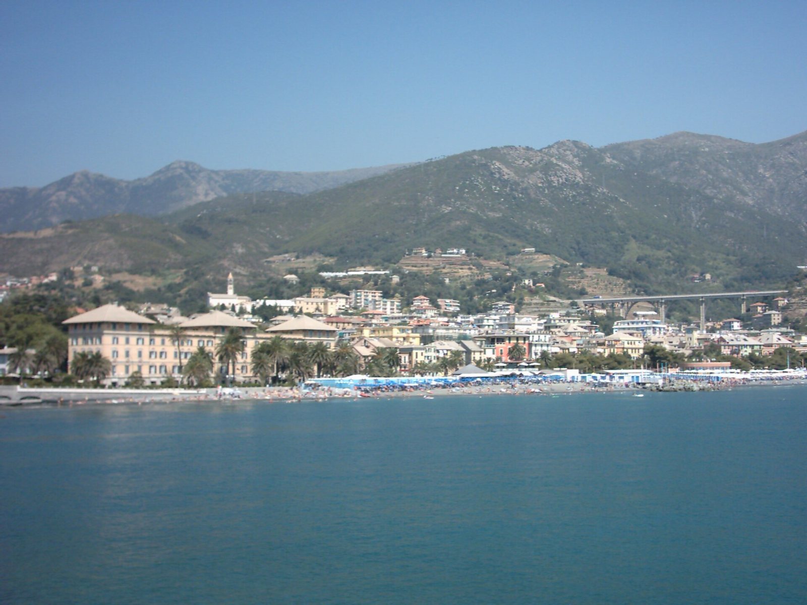 Arenzano vista dal mare, con le montagne alle spalle