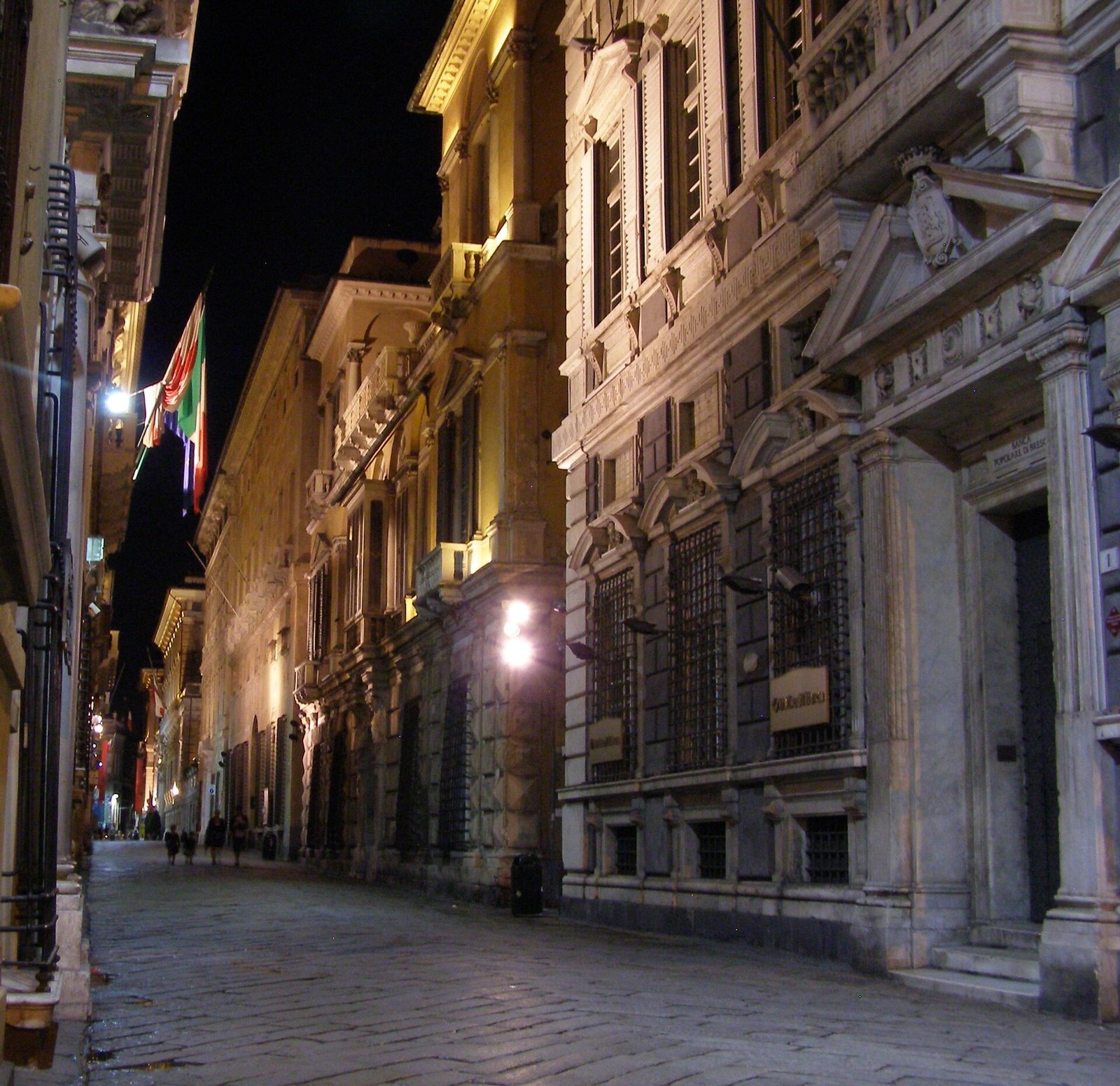 Via Garibaldi a Genova di sera, con i palazzi dei Rolli
