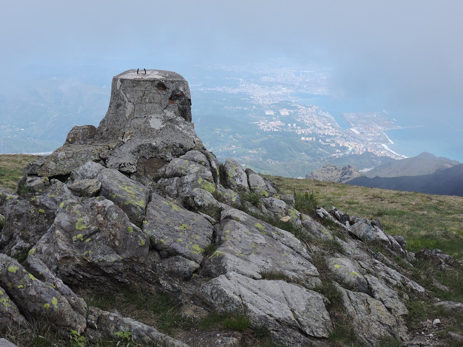 La vetta del Monte Reixa, sulle alture alle spalle di Arenzano